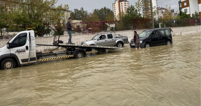 Antalya’da yağış hayatı olumsuz etkiledi: