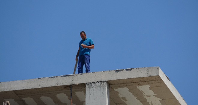 Pendik'te alacağını tahsil edemeyen adam inşaatın çatısında intihara teşebbüs etti