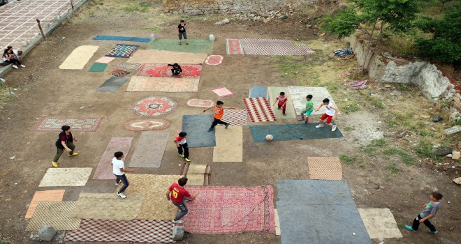 Kilim ve eski halılardan saha yapmışlardı, gerçek sahalarına kavuştular