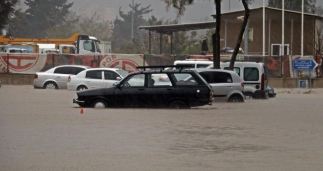 Antalya'da fırtına hayatı felç etti