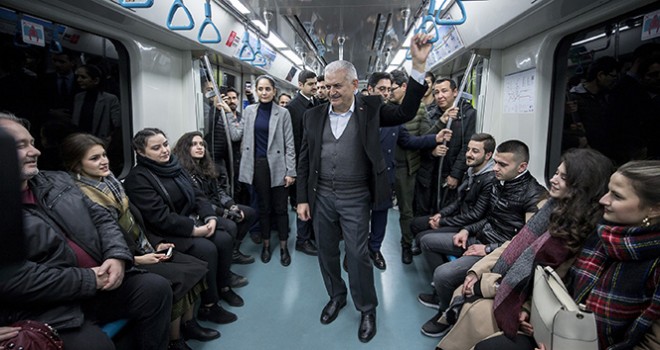 Binali Yıldırım Marmaray'da vatandaşlarla sohbet etti