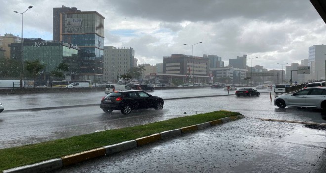 İstanbul'da sağanak yağış etkisini göstermeye başladı