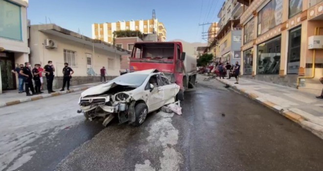 Hatay'da yangına su taşıyan tanker 13 aracı biçti