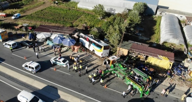 Havaist otobüsü kaza yaptı: 1 ölü, 8 yaralı