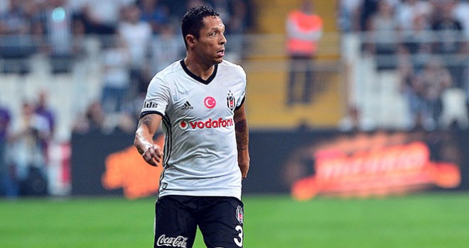 Beşiktaş'ta Adriano Şoku