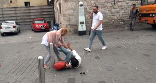 Taksim Meydanı'nda kızların omuz atma  kavgası kamerada