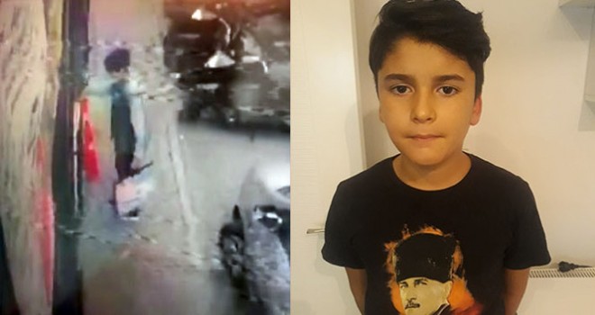  Gururlandıran hareket: 11 yaşındaki çocuk Türk bayrağını yerde bırakmadı
