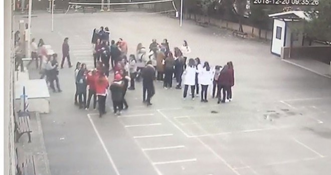 Öğrencilerin deprem paniği kamerada
