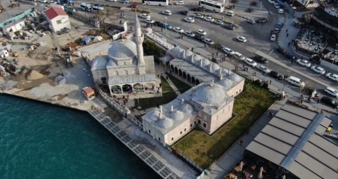 İstanbul'da 5 asırlık camiyi çatlattılar