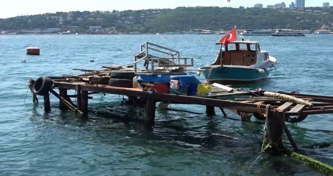 Boğazdan geçen savaş gemilerinin dalgası kafe ve balıkçıları vurdu