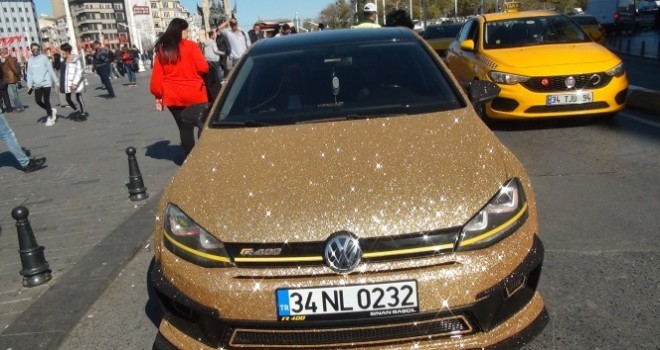  Altın sarısı simli araç Taksim'de ilgi odağı oldu