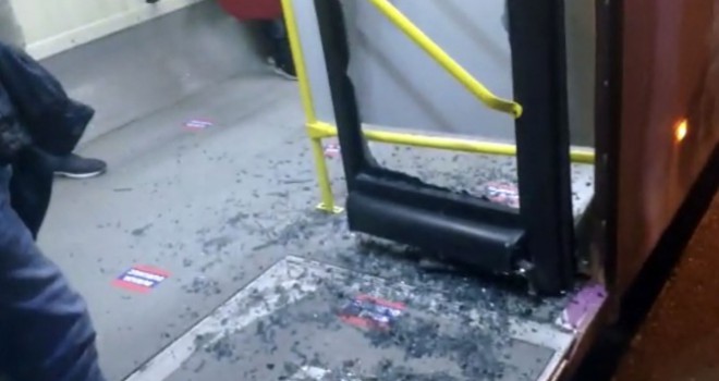 İstanbul'da 'geç geldi' diye otobüsün camını kırdılar