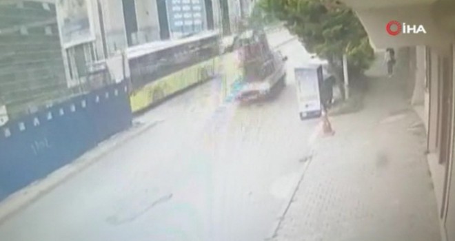 Kağıthane'de İETT otobüsünün metro inşaatı bariyerlerine çarptığı anlar kamerada