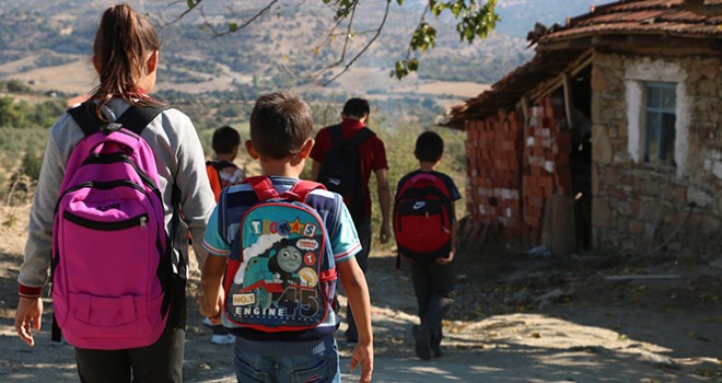  Manisa'da 5 kardeşin okula gitmek için zorlu mücadelesi