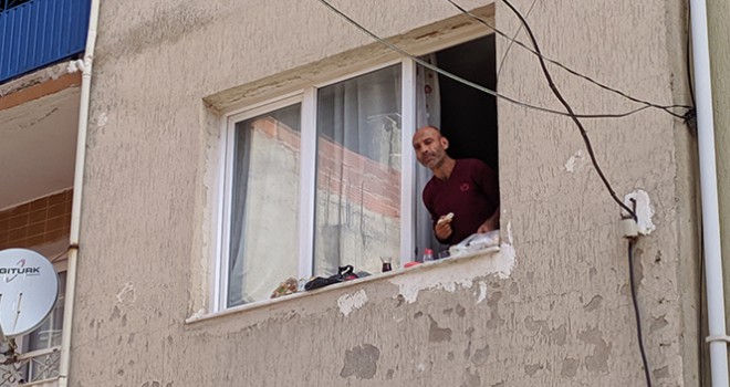 İzmir'de garip olay: Eşyaları sokağa atıp pencere kenarında kahvaltı yaptı