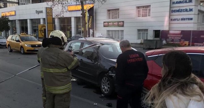 İzmir'de şiddetli fırtına: Çatılar uçtu, ağaçlar devrildi