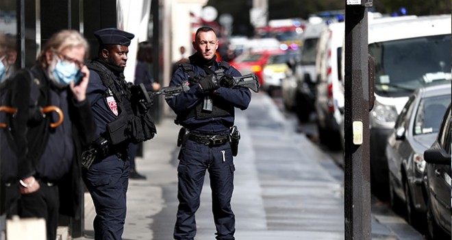 Paris'te satırlı saldırı