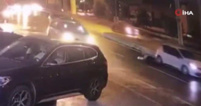 Kadını yol ortasında arabadan atan zanlı yakalandı