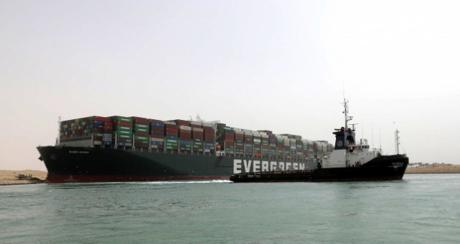 Süveyş Kanalı'nı tıkayan gemi günlük 9.6 milyar dolar zarara neden oluyor