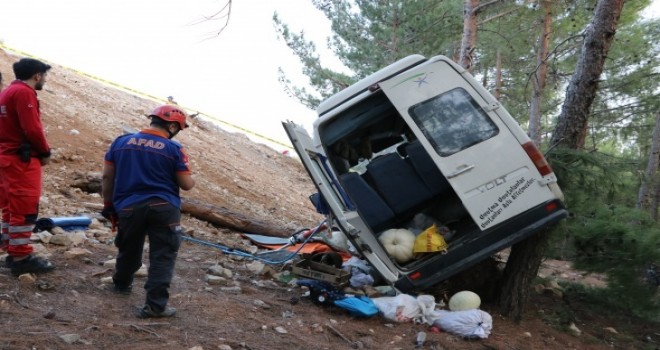 Yolcu minibüsü şarampole uçtu! Ölü ve çok sayıda yaralı var