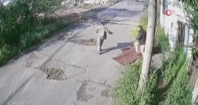 Gaziosmanpaşa'da ev sahibi suçüstü yakaladığı hırsızı sopayla böyle dövdü