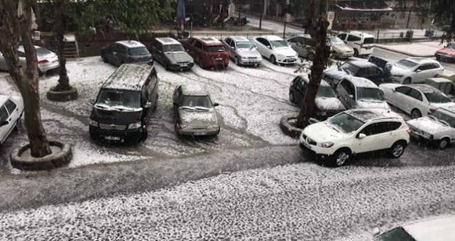 İzmir Tire'de kar gibi dolu yağdı