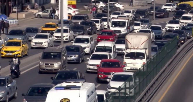 İstanbul'da kısıtlama öncesi trafik yoğunluğu rekor seviyeye ulaştı