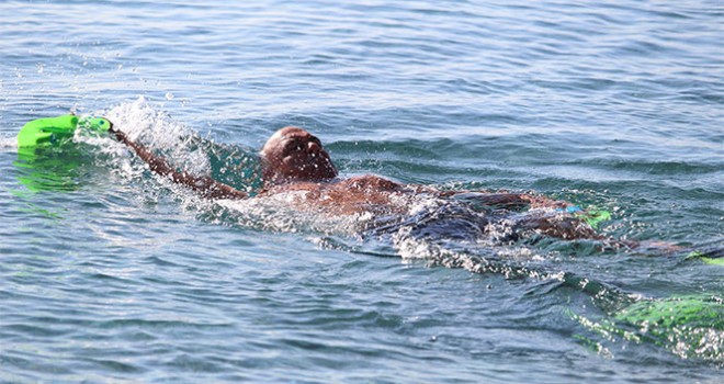  Antalyalılar denizde ısınıyor