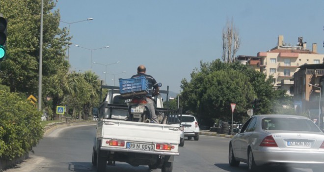 Motosiklet üzerinde ilginç yolculuk