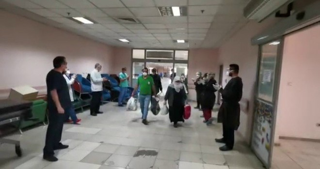 Erzurum'da tedavisi tamamlanan 20 hasta alkışlarla taburcu oldu