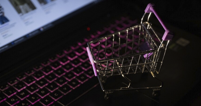 e-Ticarette erkekler yazılıma, kadınlar giyim, ayakkabı ve aksesuara para harcadı