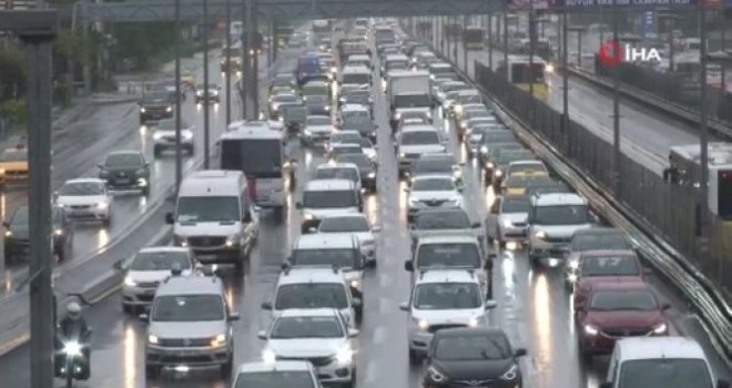 İstanbul'da yağmur trafiği olumsuz etkiledi