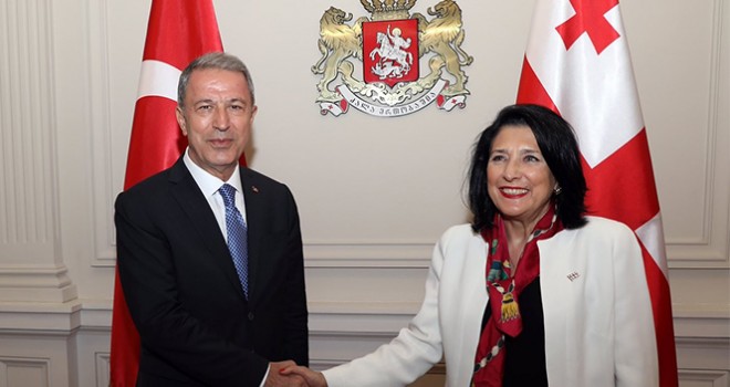 Bakan Akar, Gürcistan Devlet Başkanı Zurabişvili ile bir araya geldi