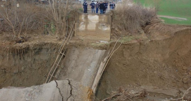 Tekirdağ'da korkutan görüntü: Köprü yıkıldı, iki ilçe arasında ulaşım sağlanamıyor