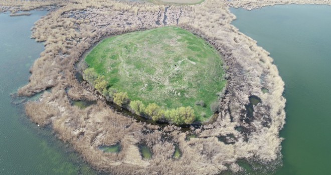 Esrarengiz höyük, görüntüsü ile dikkat çekiyor