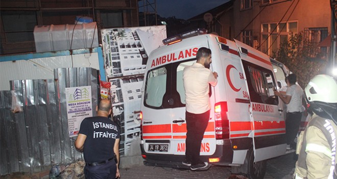 Ambulans askıda kaldı, vatandaşlar üzerine çıkarak dengede tutmaya çalıştı