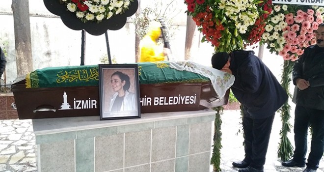  Ukrayna'da öldürülen Zeynep, İzmir'de defnedildi