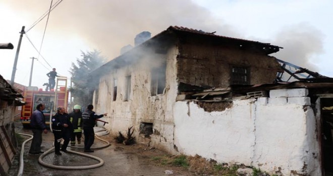 Enkaza dönen evde yangın çıktı, aile sinir krizleri geçirdi