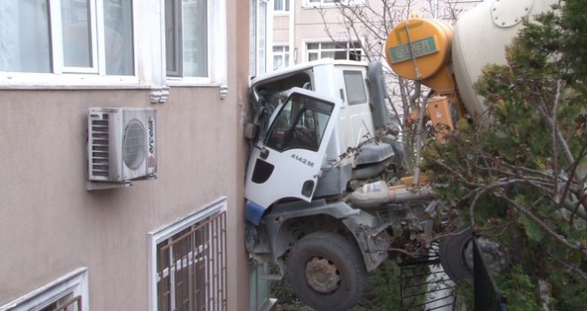 Beşiktaş'ta beton mikseri 6 katlı binaya çarptı