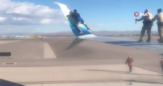 ABD'de bir kişi kalkış yapmaya hazırlanan uçağın kanadına tırmandı