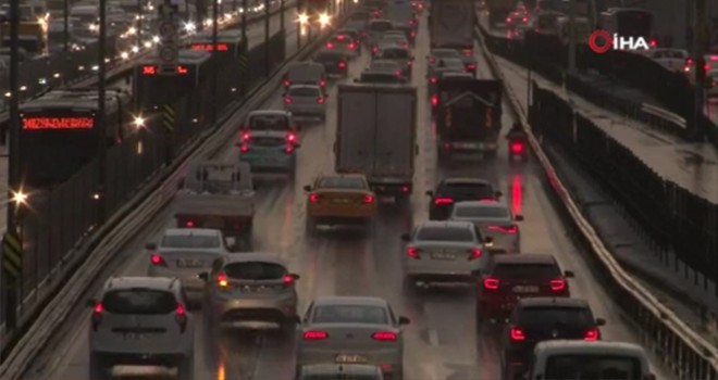 İstanbul'da yağmur trafiği felç etti