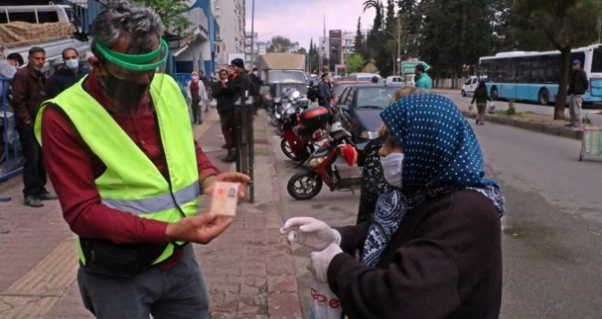 Yaşa değil yaş hesabına takılan kadın pazara girmek için uzun süre bekledi