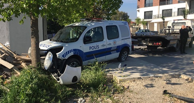 Servis minibüsü polis aracına çarptı: 1 ölü, 2'si polis 3 yaralı