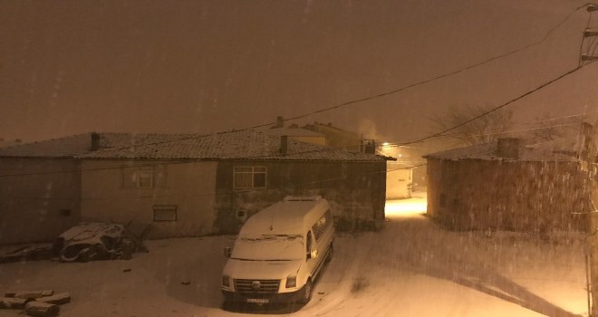 İstanbul'da kar yağışı etkisini gösterdi