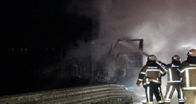 Bursa'da feci kaza: 2 kişi sıkıştıkları kamyonda yanarak can verdiler