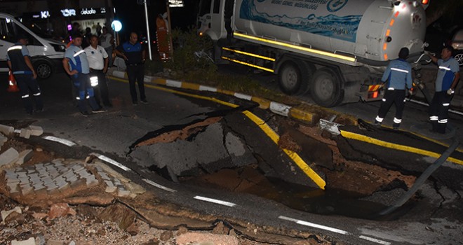  Su borusu bomba gibi patladı, ortalık savaş alanına döndü