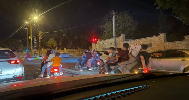 Şanlıurfa'da 3 motosiklette 15 kişi yolculuk etti