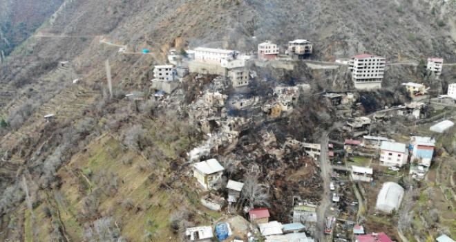Artvin'de 60 hanenin yandığı köy havadan görüntülendi
