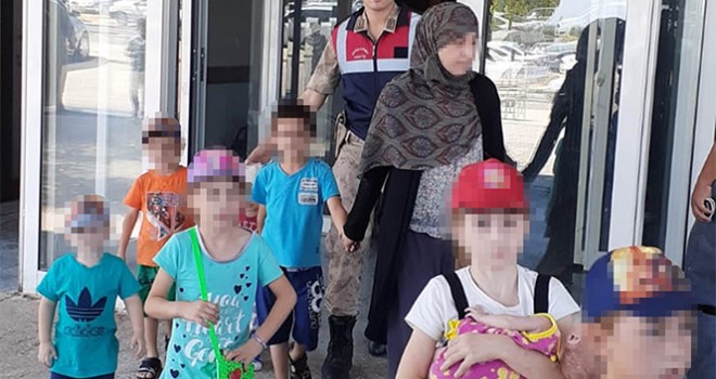 Interpol'ün listesindeki 2 DEAŞ'lı kadın Suriye sınırında yakalandı