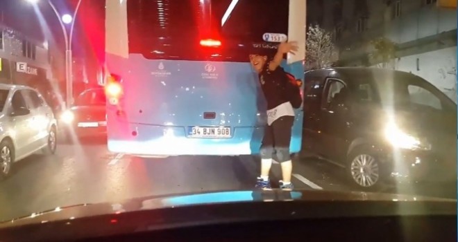 İstanbul’da patenli gencin tehlikeli yolculuğu kamerada